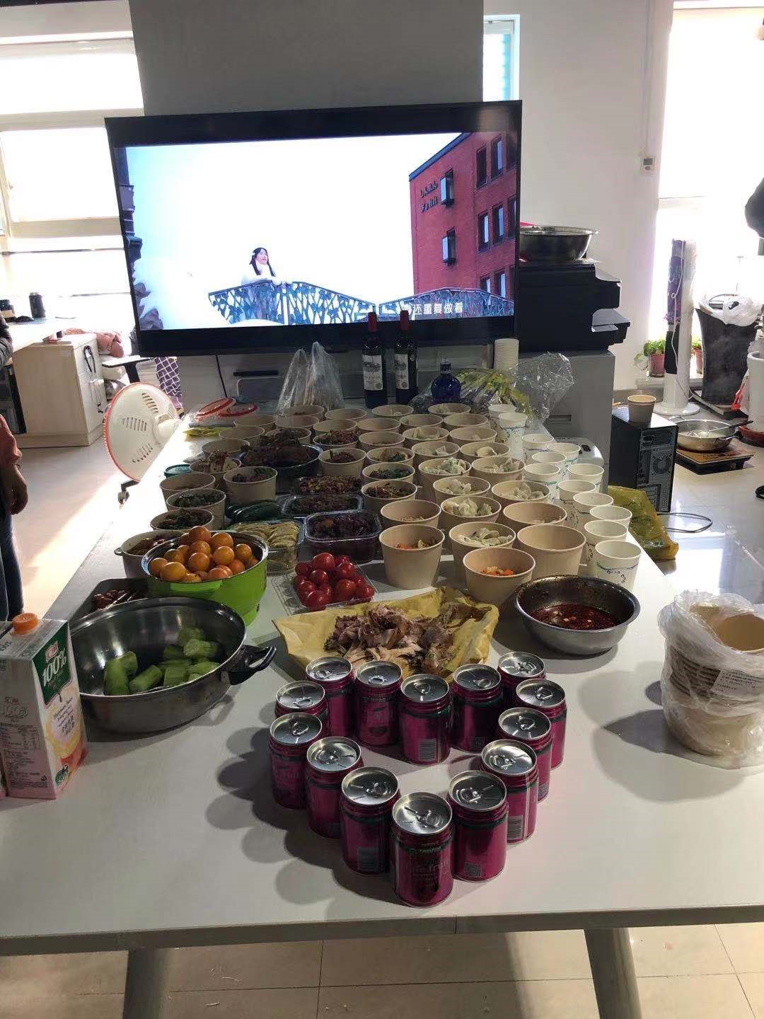 2020 冬至日，公司領(lǐng)導(dǎo)員工齊上陣，自制美味的菜肴